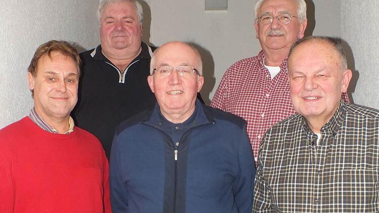 Joachim Lohmaier (l.) und Georg Mundt (r.) verteilten die Preise an Karl Schnappauf, Klaus Süß und Karl Brehm (v. l.). Foto: Manfred Welker