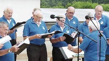 Aus dem Nachbarort: Der Männergesangverein aus Prölsdorf erhielt viel Beifall für seine Liedvorträge.