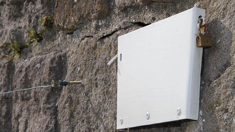 Hangrutsch: Auch an seiner Gartenmauer hat Josef Werner eine Messstation anbringen lassen. Foto: Ulrike Müller