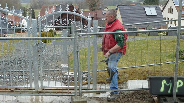 Manfred Pietruska bereitet die Errichtung der neuen Mauer vor. Foto: privat