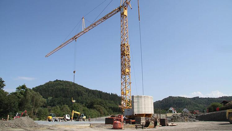 Nur einen Steinwurf vom alten Gebäude entfernt entsteht der neue Rewe-Markt in Stadtsteinach.