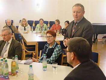 Ein Treffen zum Dank und zum Austausch: Der Große Saal in der Musikakademie war die Begegnungsstätte zwischen Landratsamt Bad Kissingen und der Basis ehrenamtlicher freiwilliger Helfer. Foto: Gerd Schaar