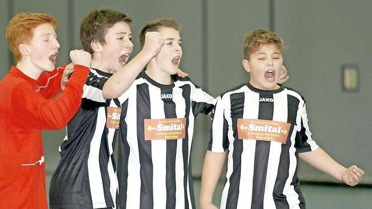 Am Samstag, 28. Januar, wird das Fußballhallenturnier der Ministranten aus dem Dekanat Haßberge ausgetragen. Wie emotional es dabei zugeht, beweist unser Bild aus dem Vorjahr, als sich die Zeiler Ministranten (von links Lukas, Lukas, Tim und Luis) im Elfmeterschießen den Sieg bei den "Mini"-Kickern holten.  Foto: Ralf Naumann/Archiv