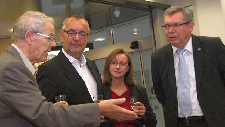 Ein Zahlen- und Adam-Riese-Kenner, wie er im (Rechen-)Buche steht: Manfred Weidauer, hier im Gespräch mit Bürgermeister Jürgen Kohmann,