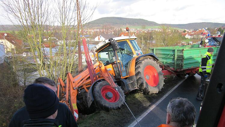 Der Traktor landete oberhalb der Waschanlage in Nüdlingen in der Böschung und musste mit einem Spezialkran geborgen werden. Rainer Schmitt