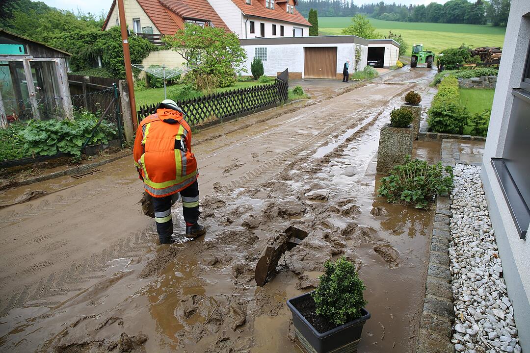 Schwerer Platzregen Überschwemmt ganze Straße