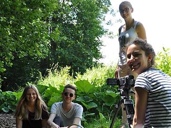 Viel Spaß haben bei den Dreharbeiten zum Clip "Der Lurch ist dein Lover" (von links):  Jenny Raab, Paul Vogler, Anne Ortloff, an der Kamera Susanne Schroll. Foto: Heiko Berner