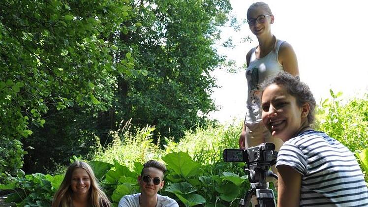 Viel Spaß haben bei den Dreharbeiten zum Clip "Der Lurch ist dein Lover" (von links):  Jenny Raab, Paul Vogler, Anne Ortloff, an der Kamera Susanne Schroll. Foto: Heiko Berner