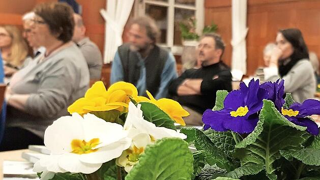 Beim ersten Netzwerktreffen der "Gartenparadiese Haßberge" kamen über 40 Gartenbesitzer aus allen Ecken und Winkeln des Landkreises Haßberge in das Maintal. Das Jahresprogramm der Kreisfachberatung fanden die meisten, die nicht in Vereinen organisiert sind, bemerkenswert. Etliche Prospekte fanden Abnehmer.  Foto: Guntram Ulsamer/Landratsamt Haßberge