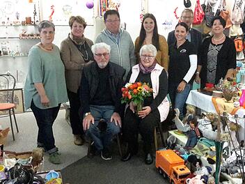 Die Gruppe der Beschenkten im Flohmarktladen von Ilse und Klaus Neumann (vorn sitzend). Regelmäßig spendet das Ehepaar zur Unterstützung der Arbeit mit Kindern und Jugendlichen in Bad Brückenau und Umgebung. Foto: Rolf Pralle