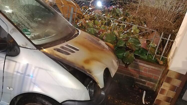 Offenbar war ein technischer Defekt an dem abgemeldeten Twingo die Brandursache. Foto: Julia Sauer