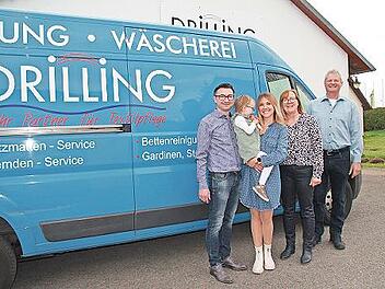 Seit 1. April haben (von rechts) Philipp und Kornelia Drilling die Hammelburger Traditionsreinigung an Alina und Alexander Steigerwald verpachtet, um den Standort Hammelburg zu bewahren. Mit auf dem Foto auch die dreijährige Tochter Maja.