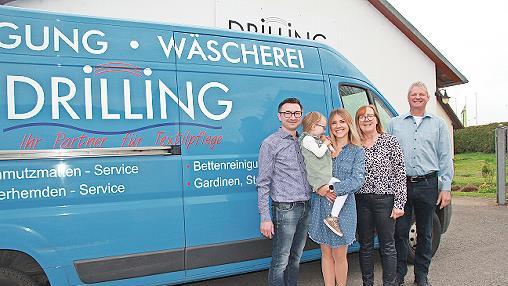 Seit 1. April haben (von rechts) Philipp und Kornelia Drilling die Hammelburger Traditionsreinigung an Alina und Alexander Steigerwald verpachtet, um den Standort Hammelburg zu bewahren. Mit auf dem Foto auch die dreijährige Tochter Maja.
