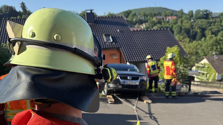 Lohr am Main: Feuerwehr rettet Auto vor Absturz