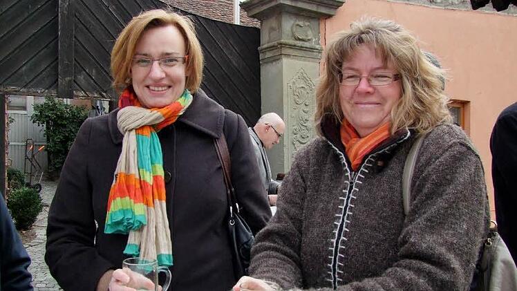 Das Gläschen Glühwein wärmte die Hände von Barbara Knaier und Sigrid Stöcker, die das heiße Getränk dem Sekt zur Eröffnung des Frühlingsmarktes vorzogen.