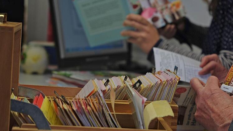 Die neue Bücherei in Thulba ist eröffnet worden. Die Karteikarten gehören der Vergangenheit an. alles ist auf Computer umgestellt worden. Foto: Gerd Schaar
