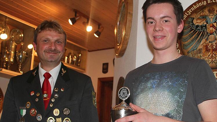 Vorsitzender Harry Bauer überreicht Vogelkönig Jan Fiedler den Pott
