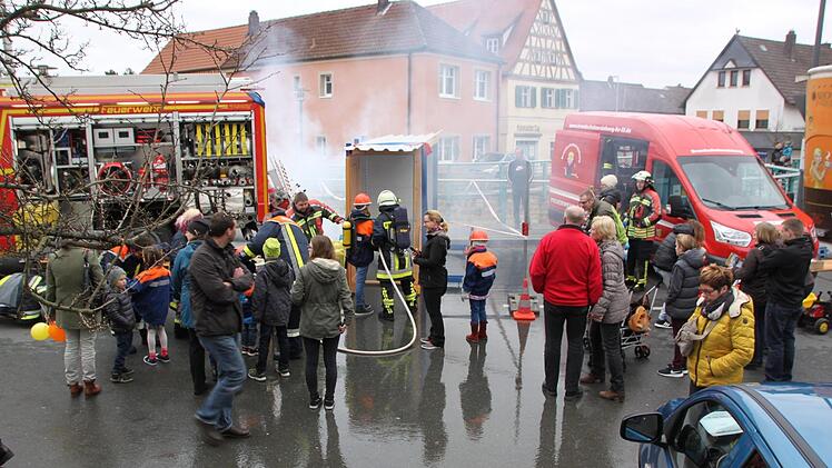 Die Staffelsteiner Feuerwehr zeigt die ganze Palette ihrer technischen Möglichkeiten. Foto: Matthias Einwag