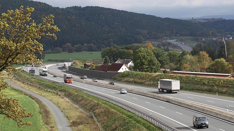 Eine Möglichkeit: eine Abschirmung der A70 wie auf Höhe von Waldau.