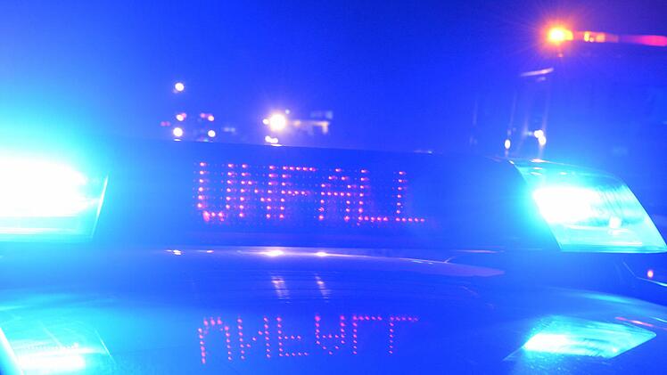 Ein Autofahrer fuhr am Sonntagabend auf der A3 bei Erlangen-H&ouml;chstadt in ein vor ihm fahrendes Auto, so dass dieses in die Leitplanken katapultiert wurde. Symbolfoto: Ronald Rinklef