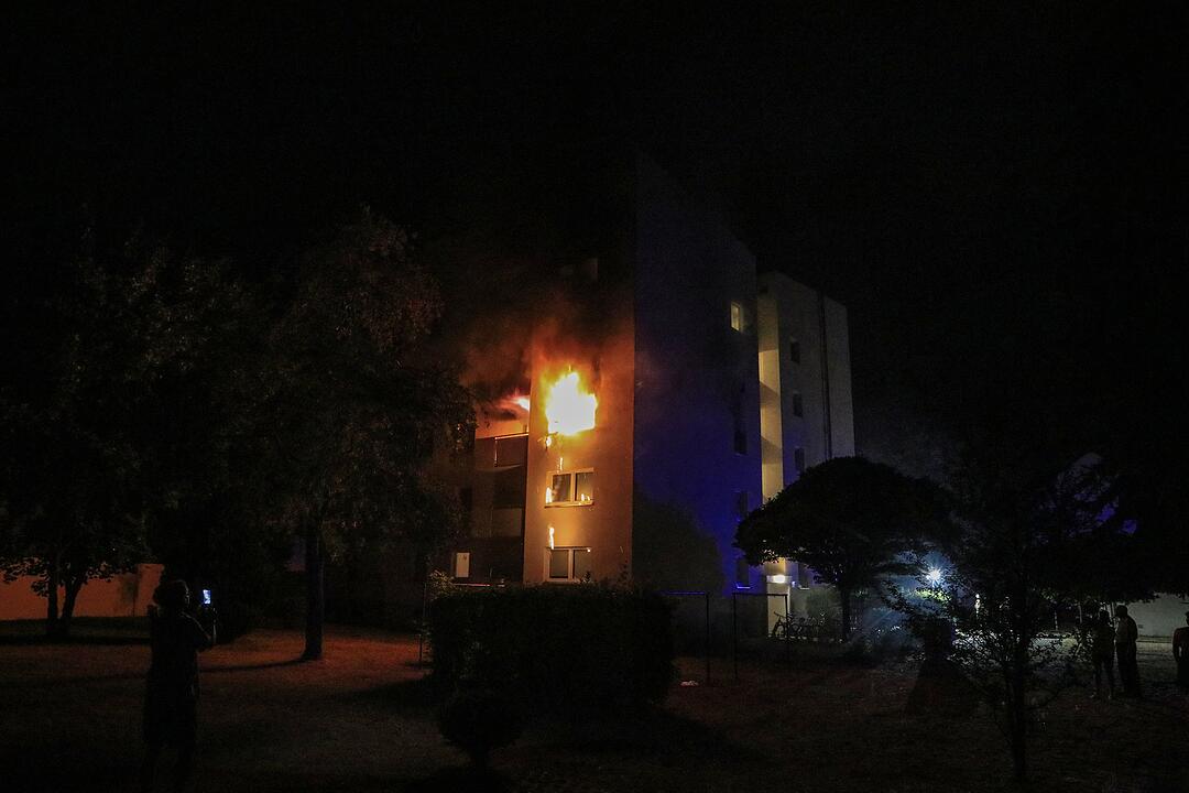 Bamberg: Brand in Mehrfamilienhaus - Feuerwehr findet leblosen Bewohner