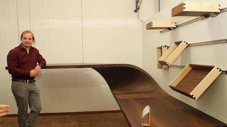 Der futuristische Schreibtisch aus Nußbaum von Tobias Kreusel aus Michelau/Lichtenfels, der gleichzeitig zwei Arbeitsebenen ermöglicht.