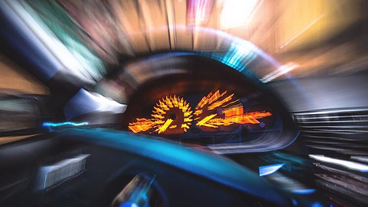 Die Mutter erzählte der Polizei, dass sie den Unfall in Bad Königshofen verursacht habe. Symbolfoto: tookapic/pixabay