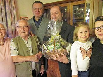 Will Lautenbacher mit (von links) Ehefrau Gretel, Pfarradministrator Michal Osak, Zweitem B&uuml;rgermeister Nikolaus Ott, Urenkelin Yuna und Enkelin Tina Foto: Bruno Prei&szlig;inger