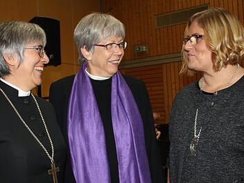 Für die Regionalbischöfin Dorothea Greiner (links) und der Stellvertreterin der Dekanin, Kristine Wachter (rechts) war die Verabschiedung von Dekanin Dorothea Richter (Mitte) ein freudiger und zugleich trauriger Tag.  Foto: Veronika Schadeck