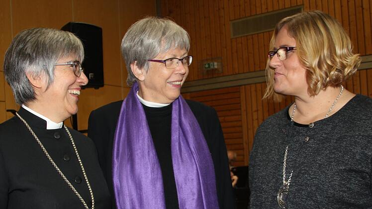 Für die Regionalbischöfin Dorothea Greiner (links) und der Stellvertreterin der Dekanin, Kristine Wachter (rechts) war die Verabschiedung von Dekanin Dorothea Richter (Mitte) ein freudiger und zugleich trauriger Tag.  Foto: Veronika Schadeck