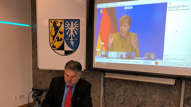 Landrat Klaus Peter Söllner bei der Videokonferenz mit Kanzlerin Merkel. Foto: Landratsamt Kulmbach