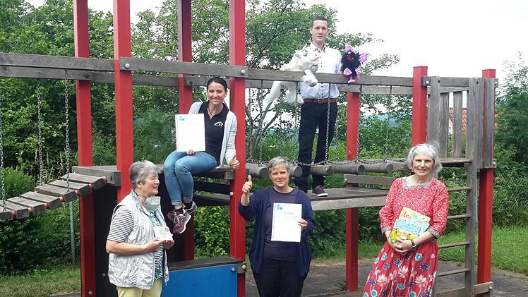 Die Übergabe der Zertifikate fand situationsbedingt auf dem Freigelände des Bad Brückenauer Kindergartens Regenbogenland statt. Das trübte aber keineswegs die Freude von (im Bild von links nach rechts) Regina Ziegler, Alexandra Fürst, Elisabeth Kinalele, Florian Wildenauer und Marion Hammer. Foto: Rolf Pralle