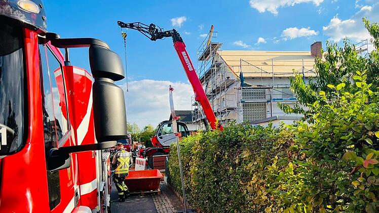 Hallstadt: Plötzliche Rauchentwicklung bei Bauarbeiten am Dachstuhl