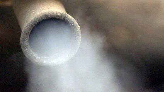 Für die dicke Luft sind nicht nur die Autoabgase verantwortlich. Industrie und private Heizungen pusten ebenfalls neben dem Kohlendioxid Dinge in die Atmosphäre, die die Luft zum Atmen rauben. Foto: dpa
