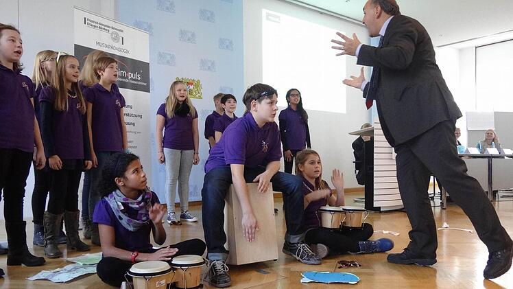 Bernd Schmidt (rechts) hat die Chorklasse "im Griff" und die Kinder haben Spaß und Erfolg. Fotos: Johanna Eckert