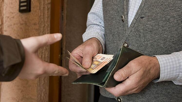 Auch in Franken haben die Betrüger bereits Bargeld erbeutet. Zwei Senioren sind erst kürzlich darauf reingefallen.  Foto: dpa