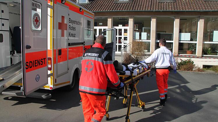 ... und kümmern sich um die Schülerin. Fotos: Stephan Tiroch