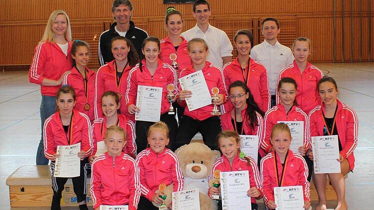 Strahlende Gesichter: Die Geräteturnerinnen der TS Herzogenaurach und das Trainerteam um Peter Müller (hinten, 2. v. r.) waren rundum zufrieden mit dem Auftritt beim Gaupokal in Röttenbach. Foto: privat