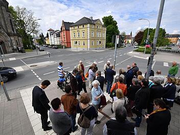 Auf dem Weg von Ost nach West durch Forchheim bewiesen die Spaziergänger immer wieder auch einen kritischen Blick. Fotos: Ronald Rinklef