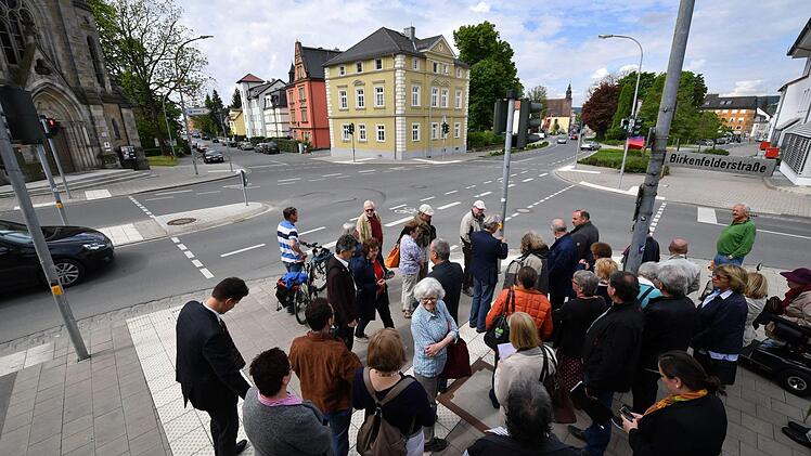 Auf dem Weg von Ost nach West durch Forchheim bewiesen die Spaziergänger immer wieder auch einen kritischen Blick. Fotos: Ronald Rinklef