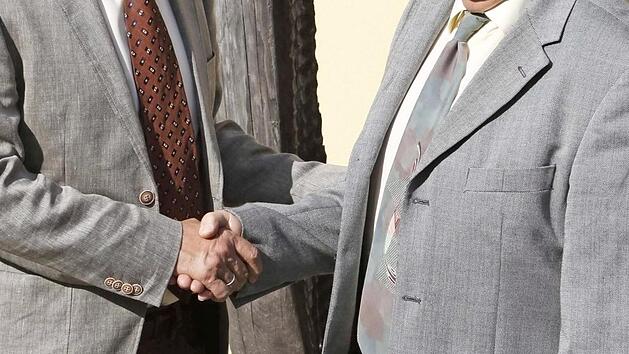 Der Leiter des Forstbetriebs, Fritz Meier (l.), und Buchhalter Rüdiger Baier, der nach 43 Berufsjahren in den Ruhestand geht.  Foto: mw