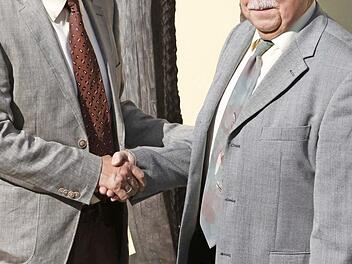 Der Leiter des Forstbetriebs, Fritz Meier (l.), und Buchhalter Rüdiger Baier, der nach 43 Berufsjahren in den Ruhestand geht.  Foto: mw