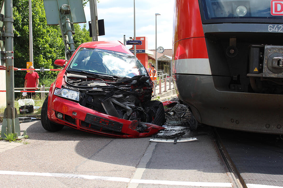 Auto fährt in Roth trotz Warnzeichen auf Gleise und wird von Zug erfasst