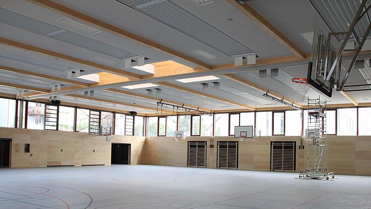 Die neue Zweifach-Sporthalle in Höchstadt ist fast fertig. Foto: Andreas Dorsch