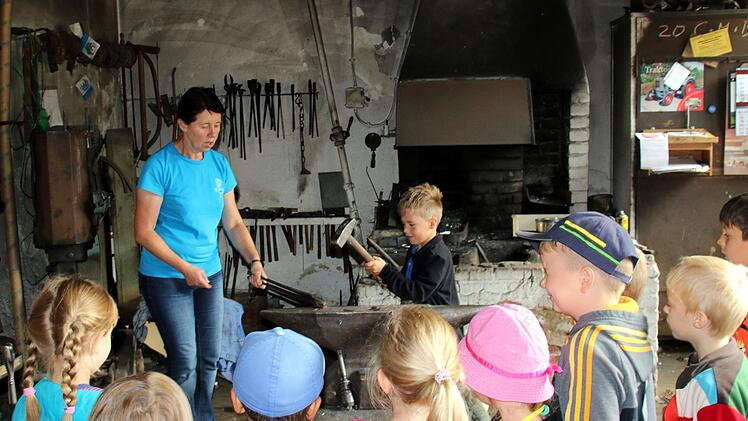 Eine Station der Hotzenplotz-Führung war die alte Schmiede. Foto: Bettina Knauth