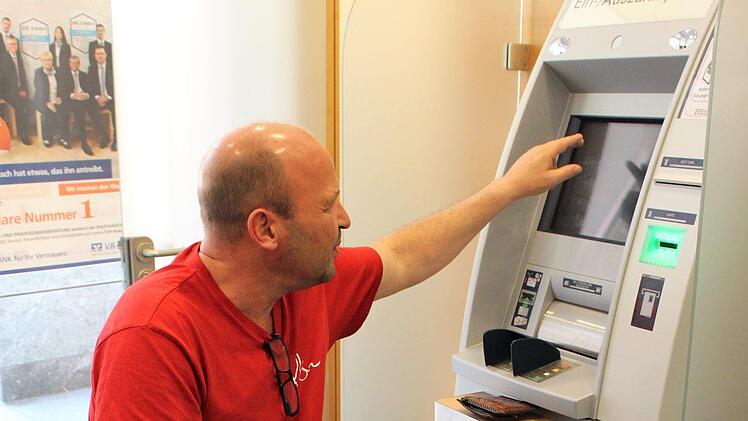 Mit seinem Segway-Rollstuhl, welcher nicht von der Krankenkasse bezahlt wird, kommt Knüttel viel besser an den Auszahlungsautomaten einer Bank. Foto: Julia Raab