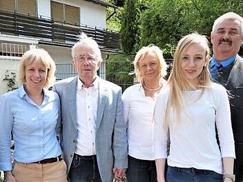 Unser Bild zeigt von links Tochter Yvonne Schmidt, Bernd Putze, Ehefrau Monika, Enkelin Lena und stellvertretenden Bürgermeister Karl-Heinz Opel. Foto: Werner Reißaus