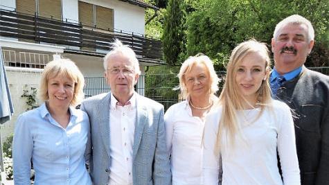 Unser Bild zeigt von links Tochter Yvonne Schmidt, Bernd Putze, Ehefrau Monika, Enkelin Lena und stellvertretenden Bürgermeister Karl-Heinz Opel. Foto: Werner Reißaus