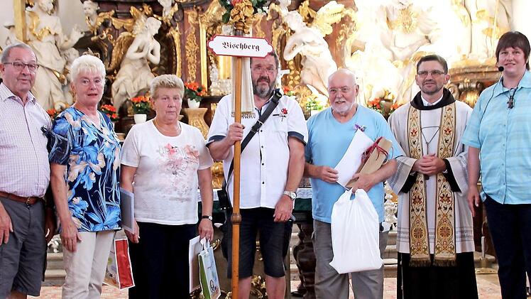 Roland Kr&ouml;ner, Theresia Kr&ouml;ner, Maria Zillich, Alfred Kr&ouml;ner, Karl-Heinz Exner, Pater Flavian, Bernadette Muckelbauer (von links)  Foto: pr