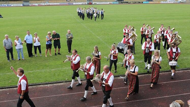Der Festzug in Langensendelbach Foto: Barbara Herbst